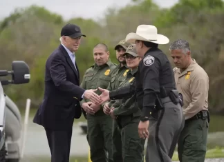Joe Biden ordenó el cierre temporal de la frontera con México ante el creciente número de migrantes Biden en la frontera de EEUU y México