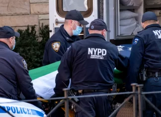 Hombre halló a esposa, madre y dos hijos muertos a puñaladas, su hermano está arrestado, según NYPD