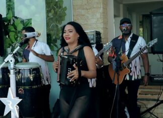 Raquel Arias-La Mecedora En Cabarete Frente A La Playa