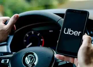 Conductores de Uber en Westchester County Denuncian Injusta Distribución de Ingresos uber driver holds smartphone in car
